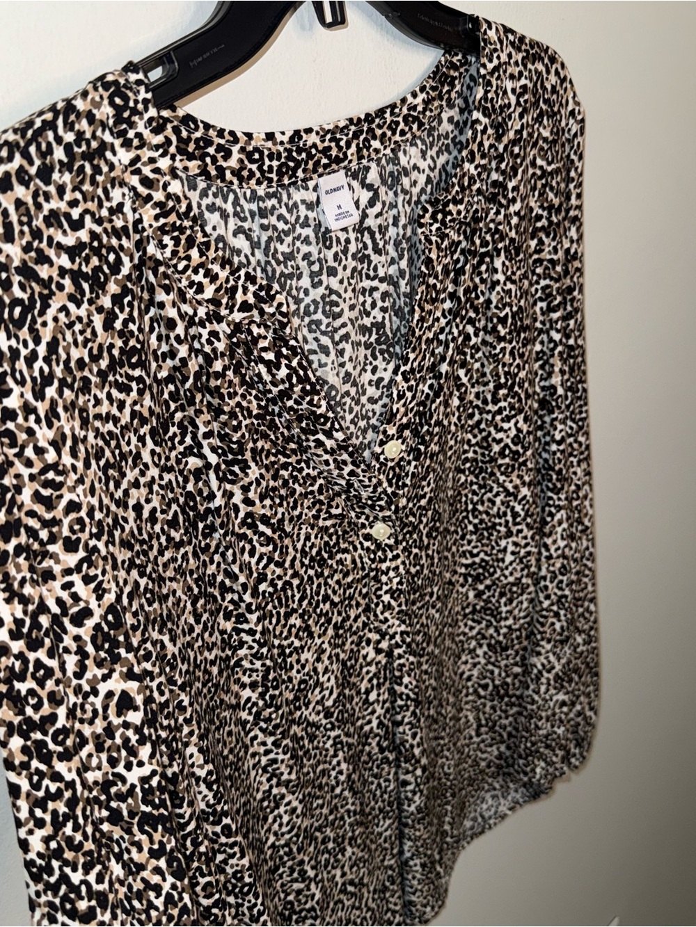Old Navy Women’s Leopard Print Blouse Flowy V Neck 2 Button Vintage Y2K